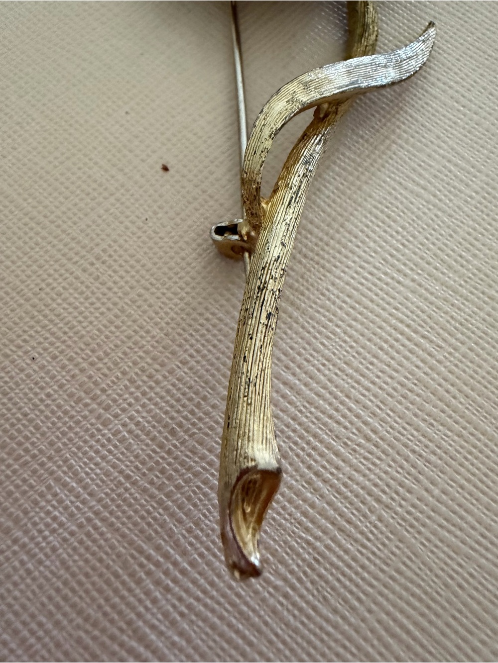 BSK MCM Gold Tone Flower Stem Brooch -Elegant Women's Floral Pin - Picture 4 of 6